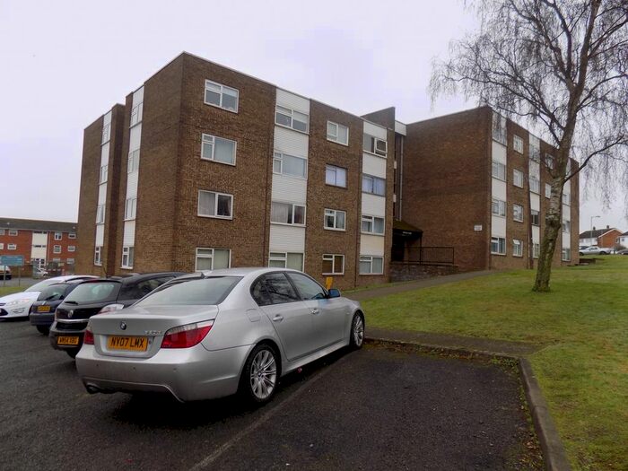 1 Bedroom Flat To Rent In Garfield Court, Handcross Road, Luton, Bedfordshire, LU2