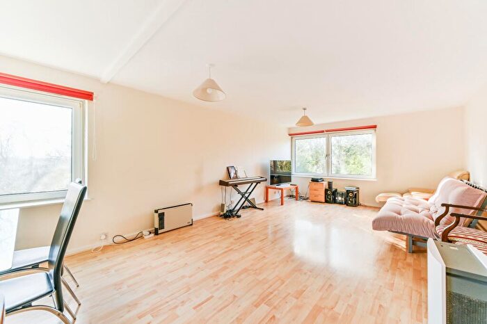 3 Bedroom Flat For Sale In Deverill Court, Avenue Road, London, SE20