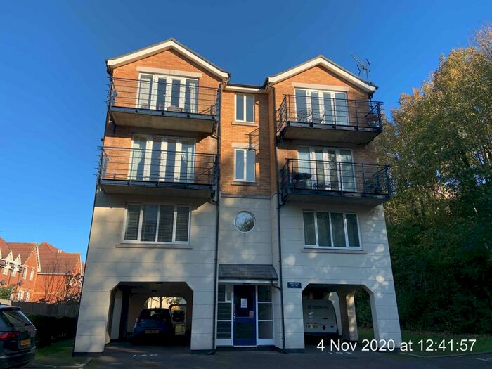 2 Bedroom Flat To Rent In Keating Close, Esplanade, Rochester, Kent, ME1