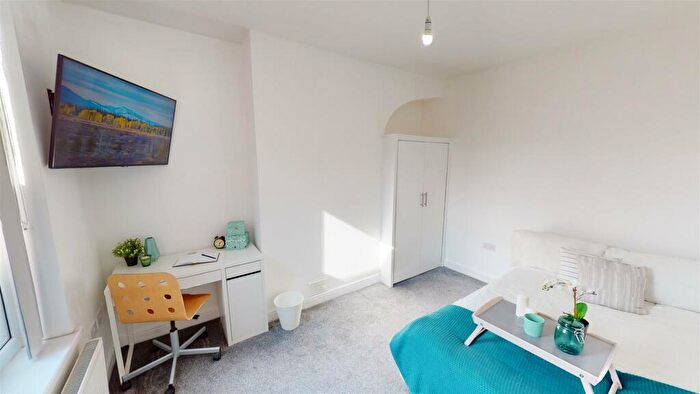 5 Bedroom Private Hall To Rent In **£pppw Inc Bills + Two Free Large Papa John’s Pizzas Weekly (T+C’s Apply)** Woodborough Road, Nottingham, NG3