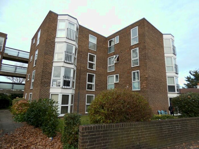 2 Bedroom Flat To Rent In Station Road, Hampton TW12