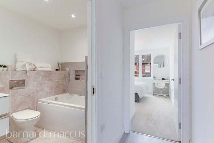 1 Bedroom Flat For Sale In Hartfield Road, London, SW19
