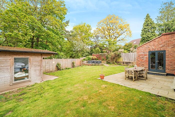 5 Bedroom Detached House For Sale In Cranmer Close, Weybridge, KT13