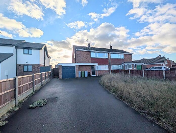 3 Bedroom Semi Detached House For Sale In Russell Avenue, Balderton, Newark, NG24