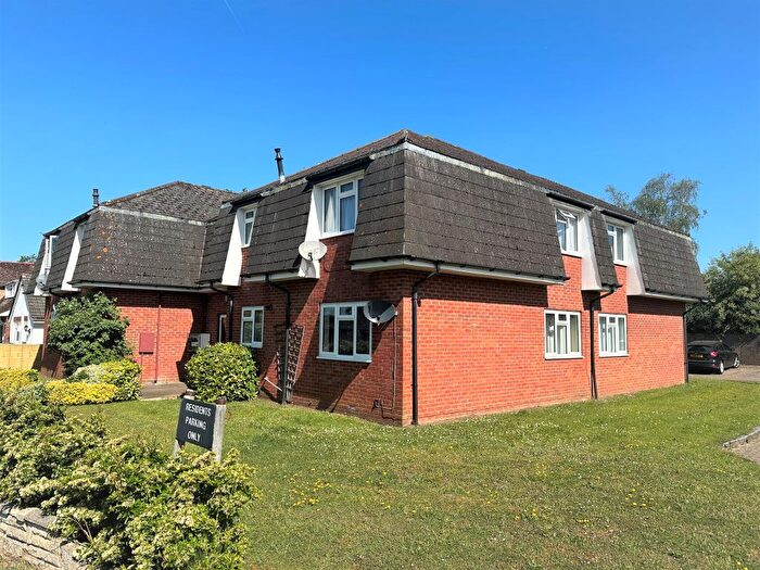 1 Bedroom Flat For Sale In Grovelands Court, Lemon Grove, Whitehill, Hampshire, GU35
