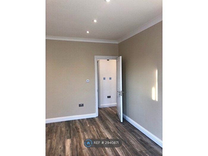2 Bedroom Flat To Rent In Goodmayes Avenue, Ilford, IG3