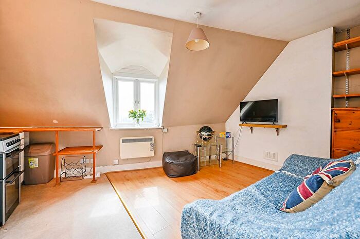 1 Bedroom Flat For Sale In Staines Road, Twickenham, TW2