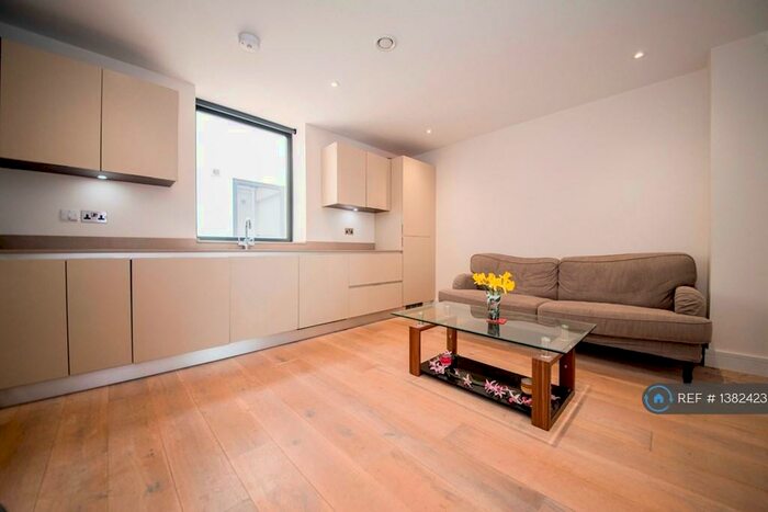 3 Bedroom Flat To Rent In Akexa House, London, N4