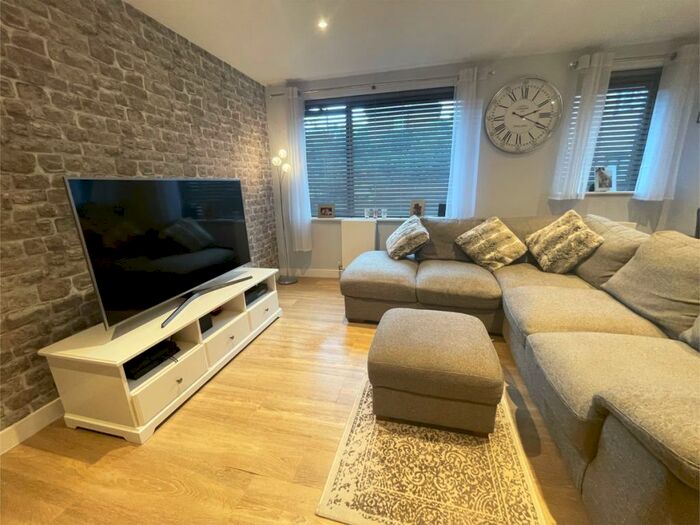 2 Bedroom Flat To Rent In Brookfield Road Wooburn Green, HP10