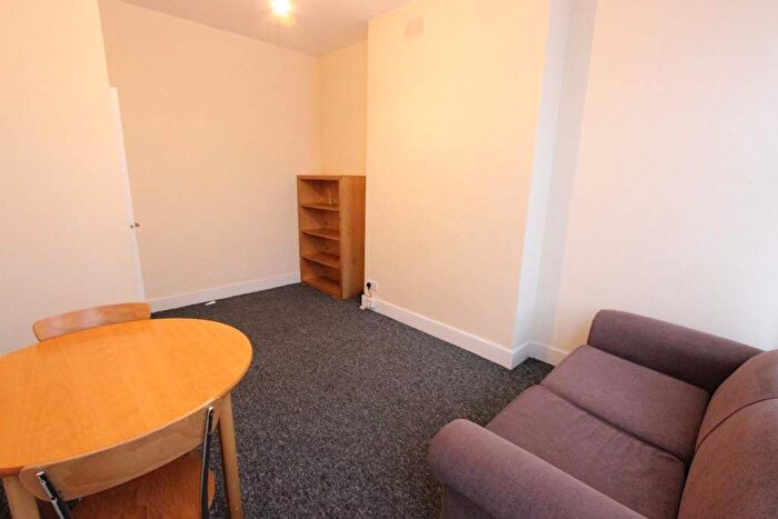 2 Bedroom Flat To Rent In North End Road, London, W14