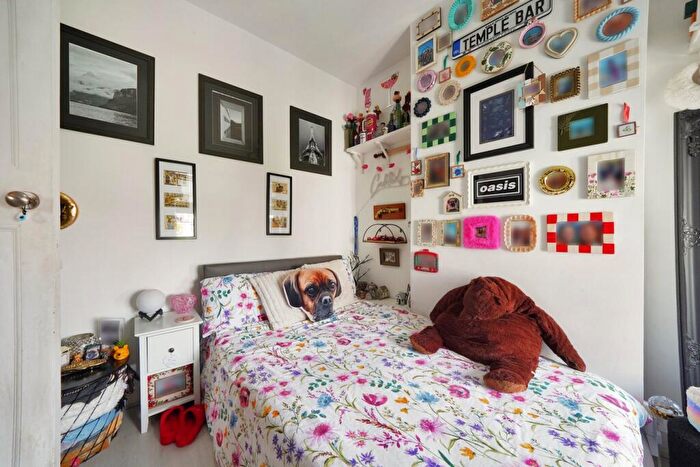 3 Bedroom Semi-Detached House For Sale In Woodside Court Road, Croydon, CR0