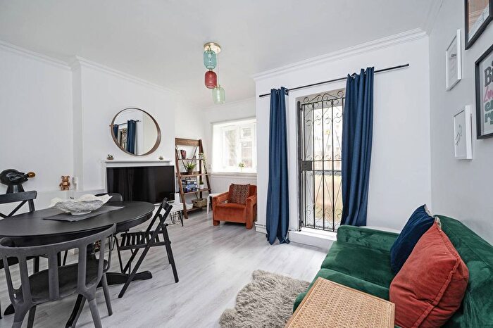 2 Bedroom Flat To Rent In Frampton Park Road, Hackney, London, E9