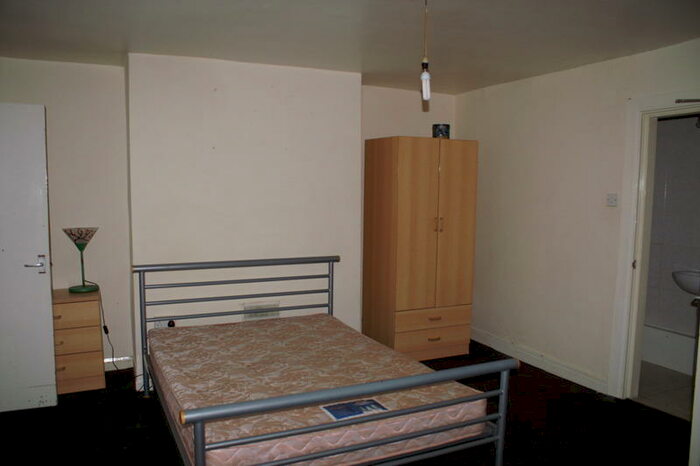 Studio To Rent In Regent Park Avenue, Hyde Park, Leeds, LS6