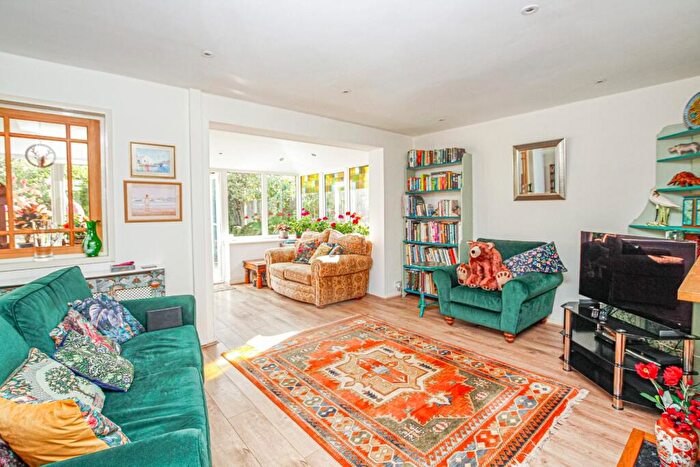 3 Bedroom Semi Detached House For Sale In Yardley Avenue, Pitstone, LU7