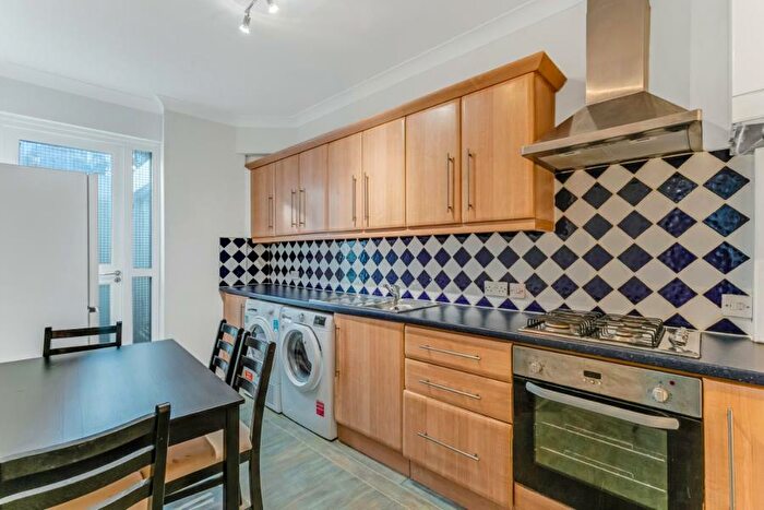 2 Bedroom Apartment To Rent In Warden Road, Kentish Town, London, NW5