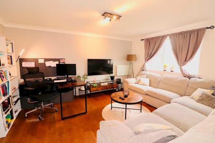 2 Bedroom Apartment To Rent In Porter Close, West Thurrock, RM20