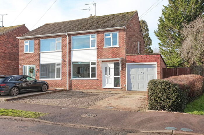 3 Bedroom Semi Detached House For Sale In Nuffield Drive, Banbury, OX16