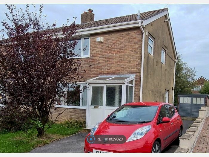 3 Bedroom Semi-Detached House To Rent In Manor Gardens, Bradford, BD13