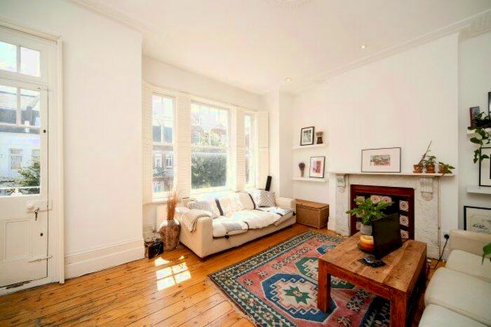 3 Bedroom Flat To Rent In Hurlingham Road, London, SW6