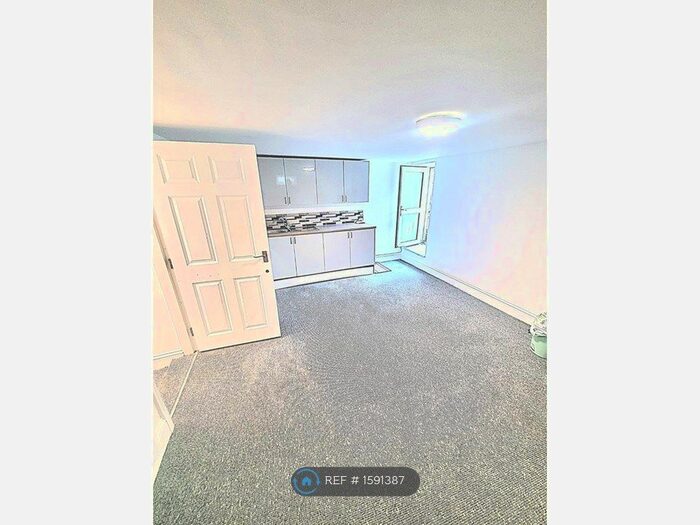 1 Bedroom Flat To Rent In Thornheyes, Buxton, SK17