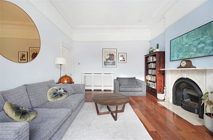 2 Bedroom Flat For Sale In Hainault Road, Leytonstone, London, E11