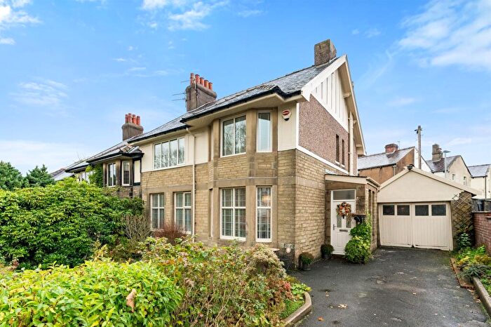 3 Bedroom Semi-Detached House For Sale In Rosehill Mount, Burnley, BB11