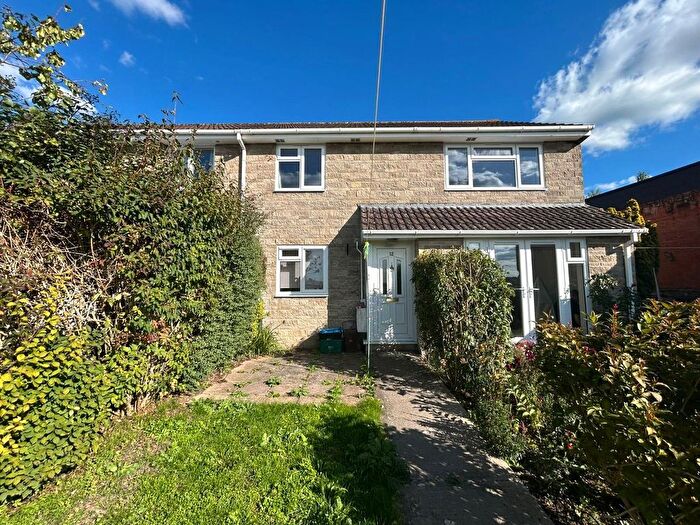 2 Bedroom Flat To Rent In Moor Close, Langport, Somerset, TA10
