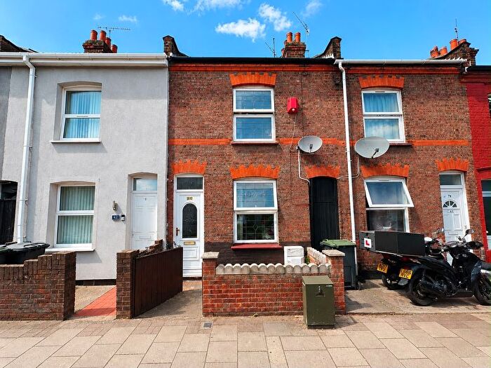 3 Bedroom Terraced House For Sale In Oak Road, Luton, LU4