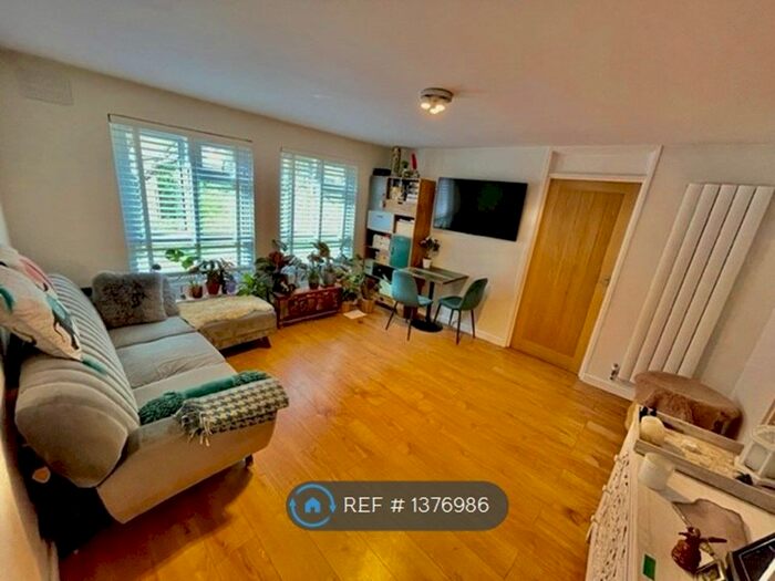 2 Bedroom Maisonette To Rent In Cheriton Close, London, W5