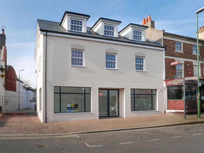 2 Bedroom Flat To Rent In Surrey Street, Littlehampton, BN17