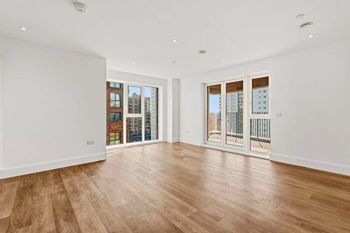 3 Bedroom Flat To Rent In Ilderton Road, London, SE15