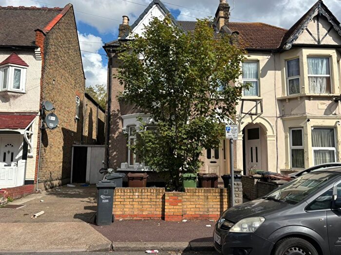2 Bedroom Flat To Rent In Park Avenue, Barking, IG11