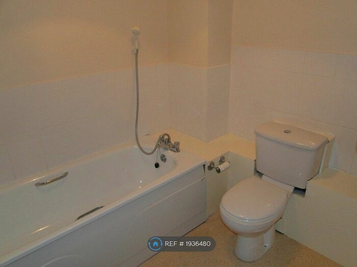 2 Bedroom Flat To Rent In Kathleen Road, Southampton, SO19