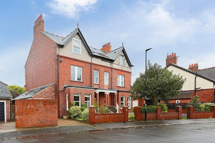 6 Bedroom Semi-Detached House For Sale In Elm Grove, Forest Hall, NE12
