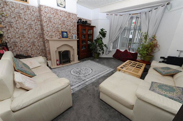 5 Bedroom End Of Terrace House For Sale In Granville Road, Frizinghall, Bradford, BD9