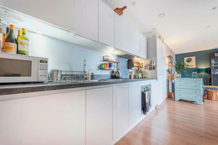 2 Bedroom Flat To Rent In St. James' Crescent, Brixton, SW9