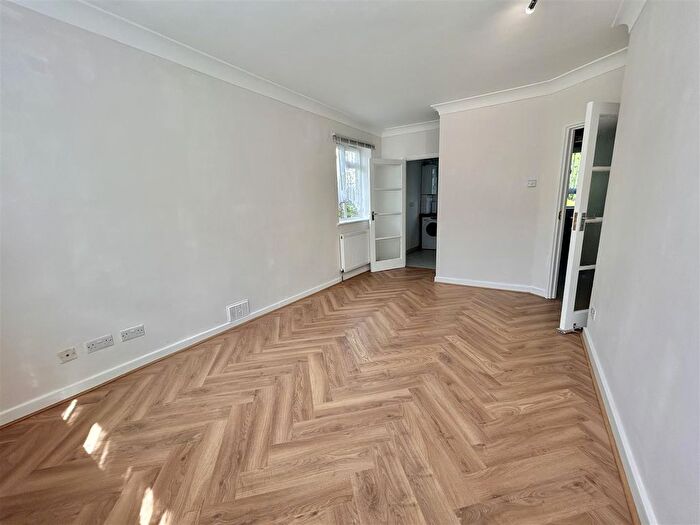 1 Bedroom Flat To Rent In Hertford Court, Palmers Green, N13