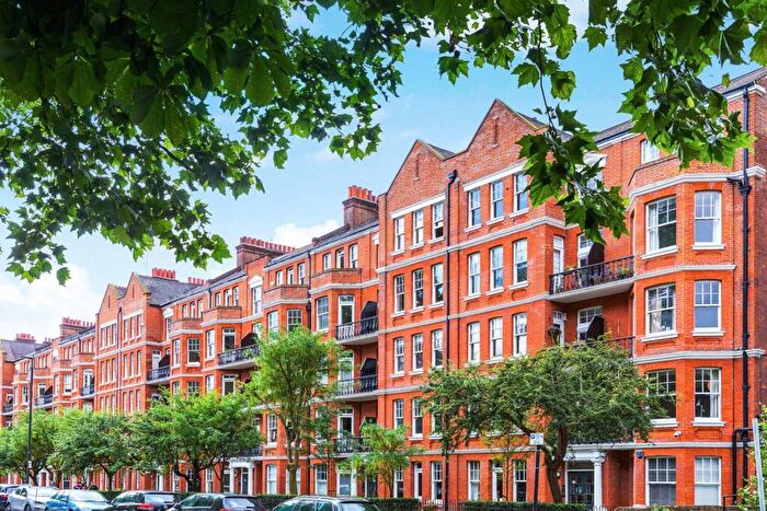 3 Bedroom Flat To Rent In Albert Bridge Road, Battersea Park, London, SW11