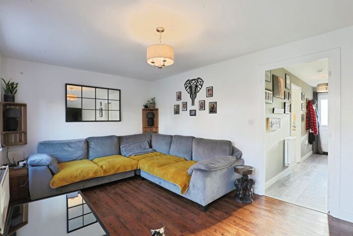 4 Bedroom Semi-detached House For Sale In Anslow Road, Wellesbourne, Warwick, CV35