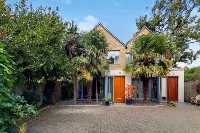 3 Bedroom Property To Rent In Sloane Mews, London, N8