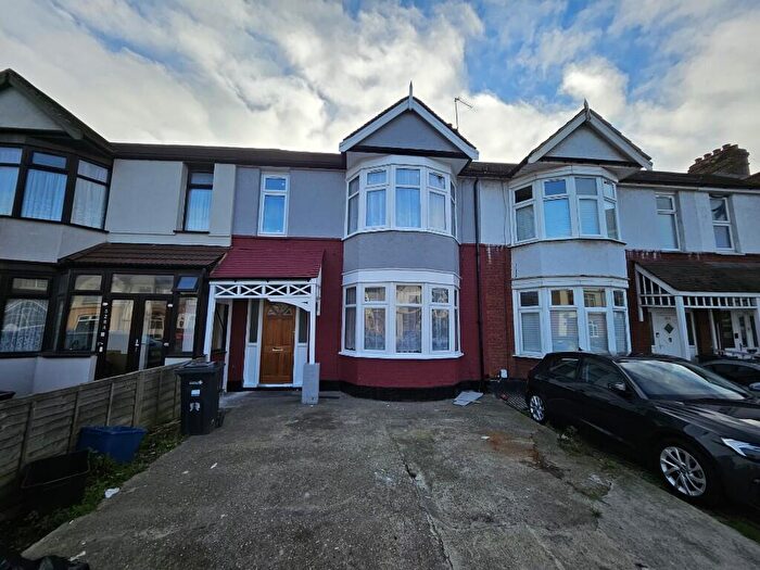 3 Bedroom Terraced House To Rent In Green Lane, Ilford, London, IG3