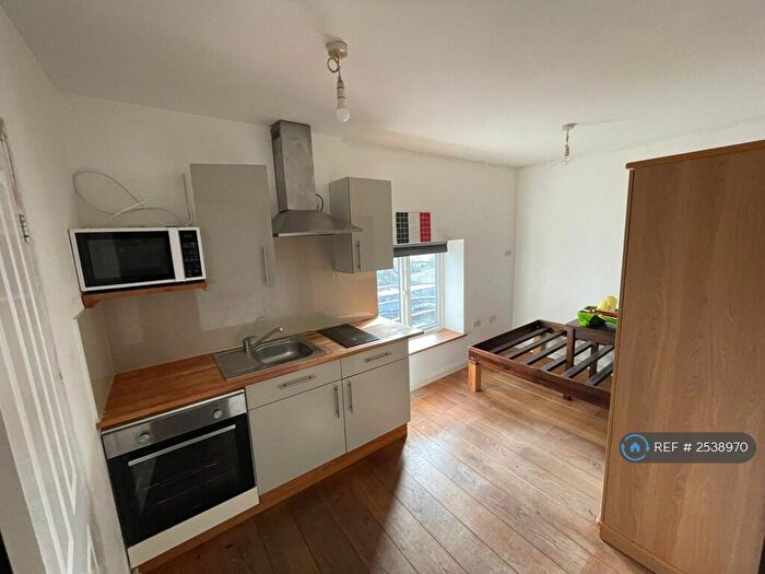 Studio To Rent In Edgware Road, London, NW2