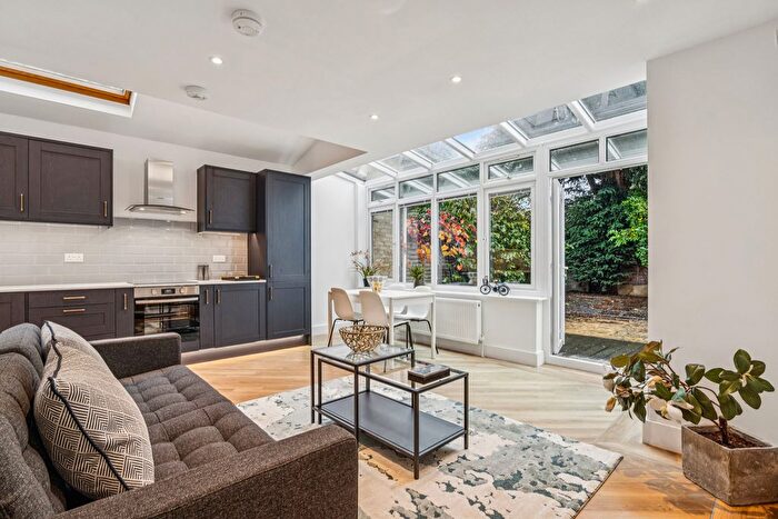 3 Bedroom Flat To Rent In Hambalt Road, London, SW4