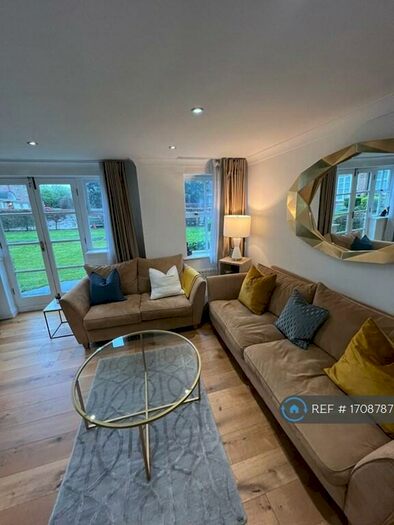 2 Bedroom Flat To Rent In Rectory Court, London, E18