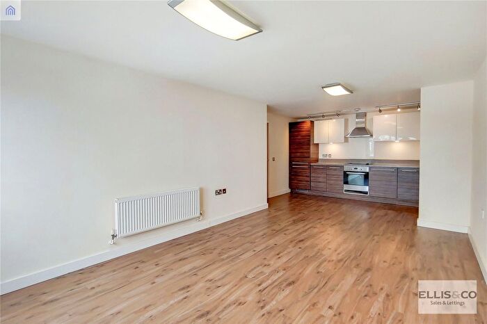 2 Bedroom Flat To Rent In The Green, Southall, UB2
