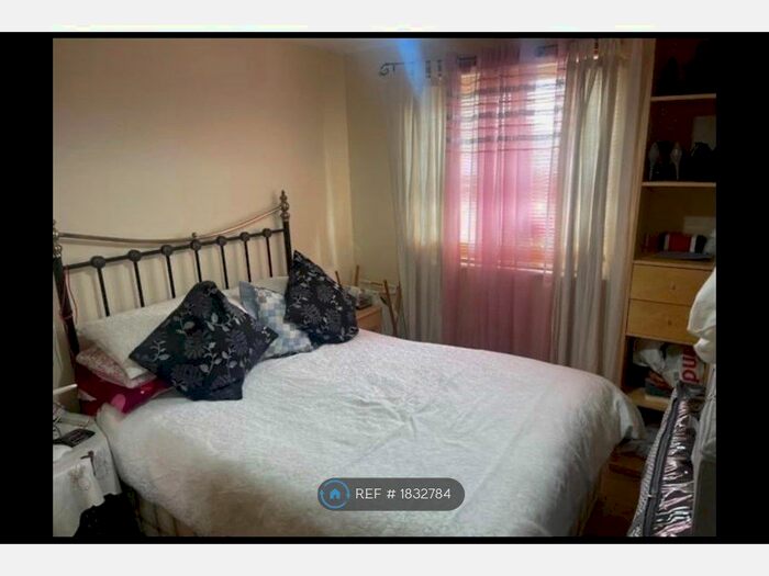 2 Bedroom Flat To Rent In Cherry Blossom Close, London, N13