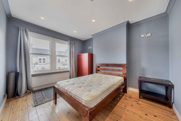 3 Bedroom Flat To Rent In Sandmere Road, London, SW4