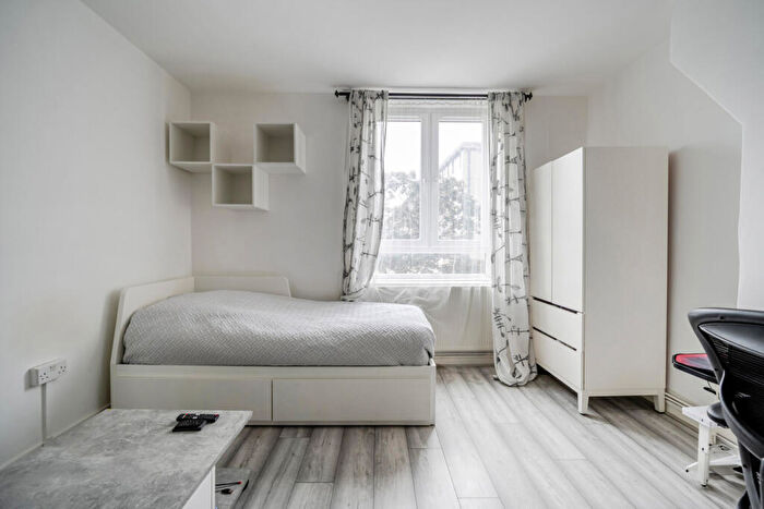 Apartment For Sale In Kinglake Estate, London, SE17