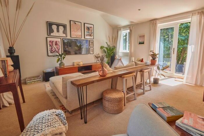 3 Bedroom Semi-Detached House To Rent In Plassey Close, Exeter, EX4