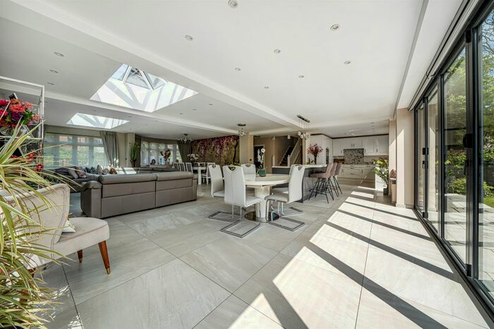 4 Bedroom Detached House For Sale In Village Road, Enfield, EN1